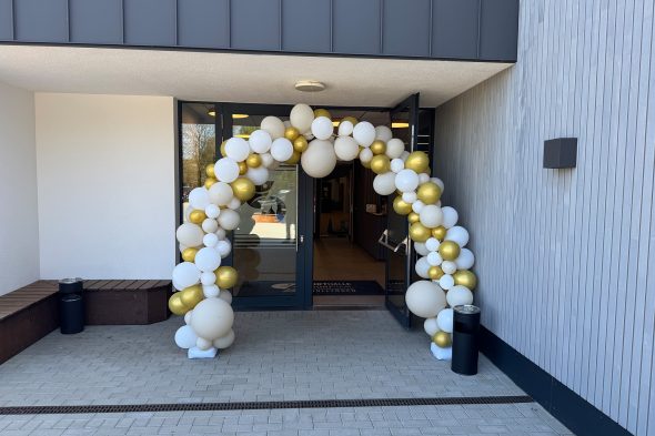 Eingang mit Luftballon-Bogen zur neuen Halle in Büllingen