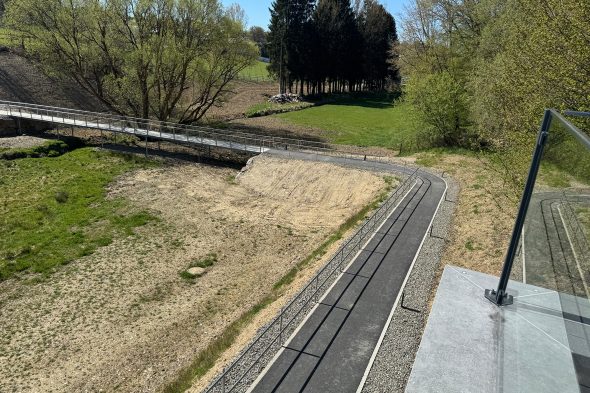 Anbindung zwischen Sporthalle und Schule in Büllingen