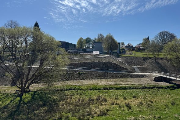 Außenansicht der neuen Halle in Büllingen mit der Anbindung zwischen Sporthalle und Schule