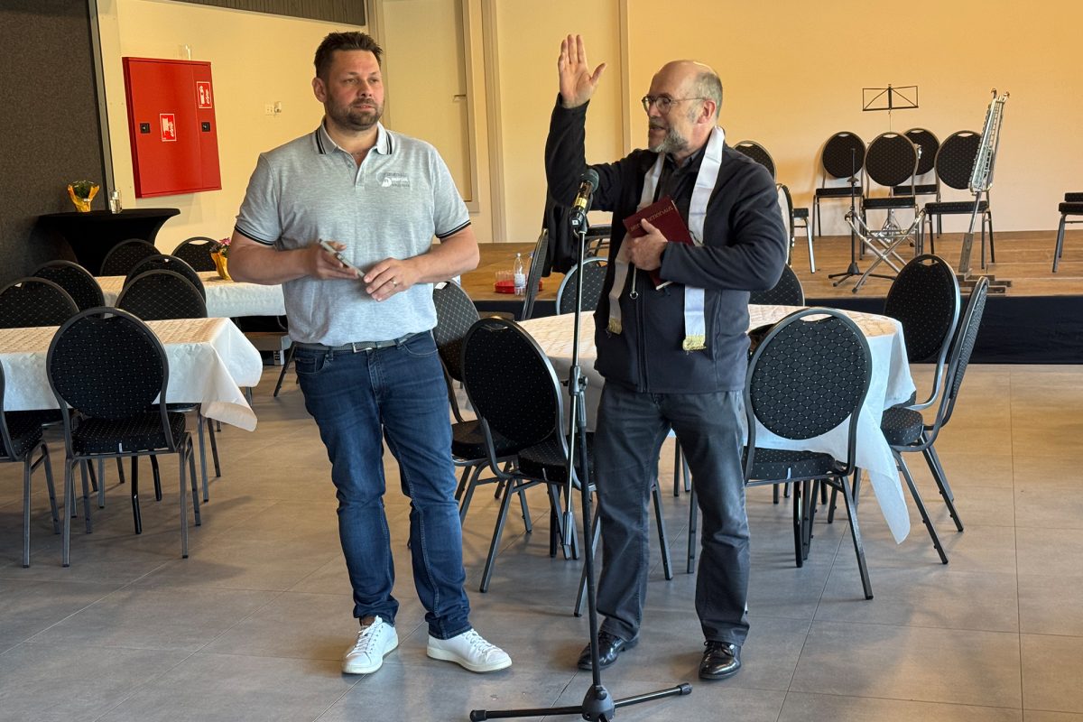 Michael Schmitt und Pastor Albert Brodel bei der Segnung der Sporthalle und des Dorfhauses