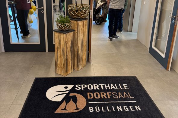 Fußmatte mit der Aufschrift "Sporthalle - Dorfsaal Büllingen"