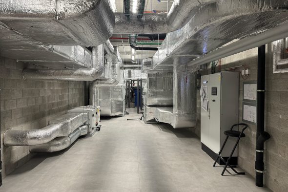 Versorgungsrohre im Keller der neuen Halle in Büllingen