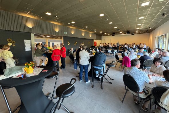 Besucher bei der offiziellen Einweihung der neuen Halle in Büllingen