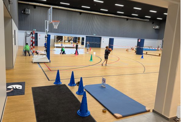 Spielende Kinder in der neuen Sporthalle in Büllingen