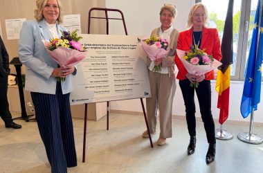 Ministerin Vanessa Matz, Dominique Bourseaux und Els Herrebout bei der Einweihung des neuen Staatsarchivs