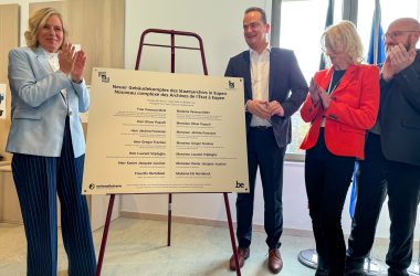 Ministerin Vanessa Matz, Oliver Paasch und Els Herrebout bei der Einweihung des neuen Staatsarchivs