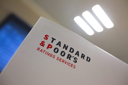 Logo von Standard and Poor's in der Filiale in Paris