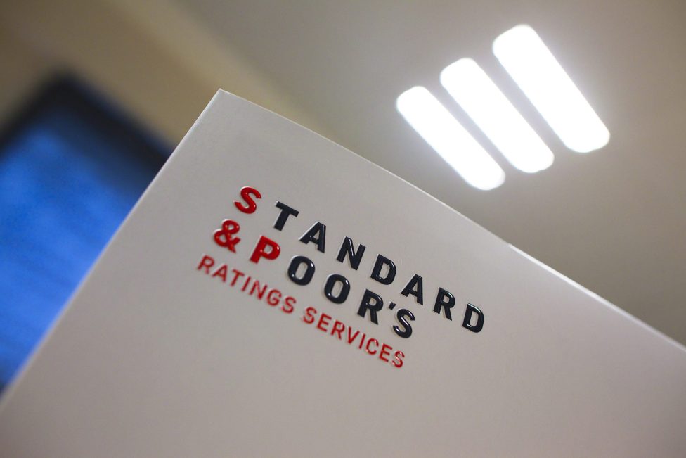 Logo von Standard and Poor's in der Filiale in Paris