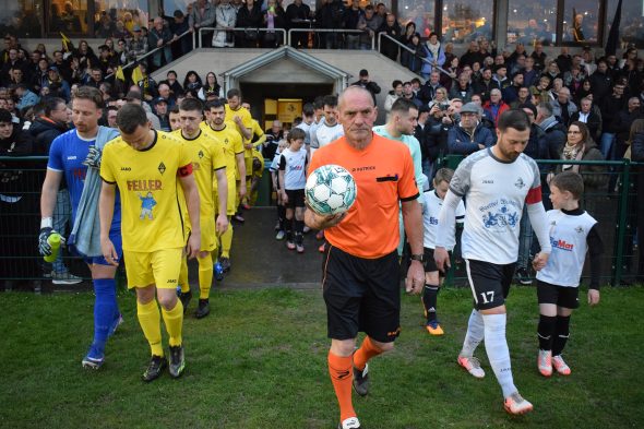 Schiedsrichter und Spieler laufe ein für das Derby der 2. Provinzklasse C zwischen St. Vith und Weywertz