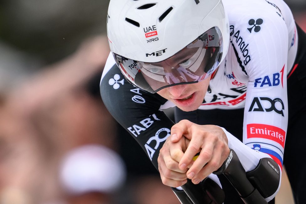 Nahaufnahme von Tadej Pogacar während des Rennens