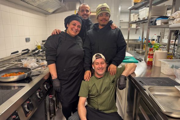 Chefkoch und Konzessionär Angelo Principalli mit seinem Team