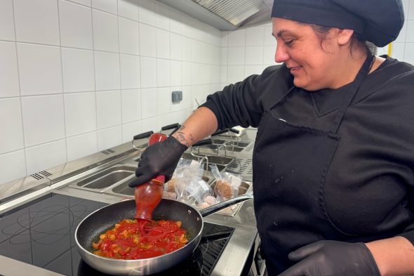 Köchin Verusca bei der Arbeit