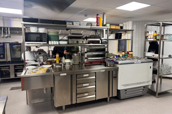 In der frisch renovierten Küche der Eupener Talsperre