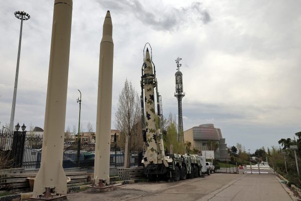 Attrappen von iranischen Raketen vor dem Verteidigungs-Museum in Teheran