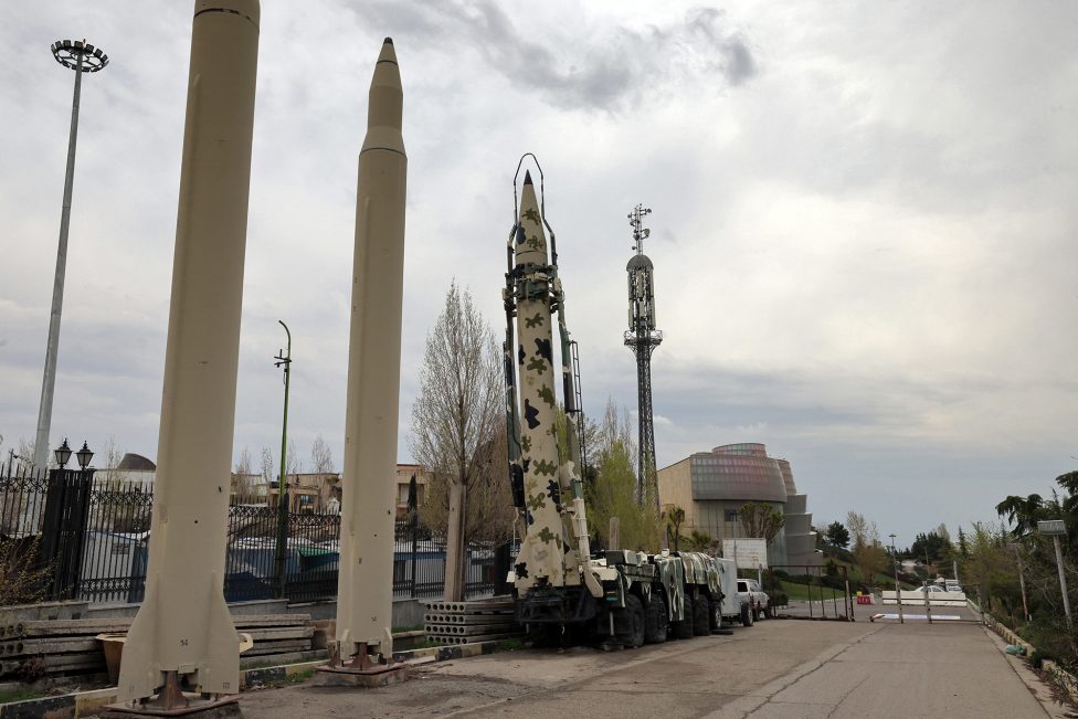 Attrappen von iranischen Raketen vor dem Verteidigungs-Museum in Teheran