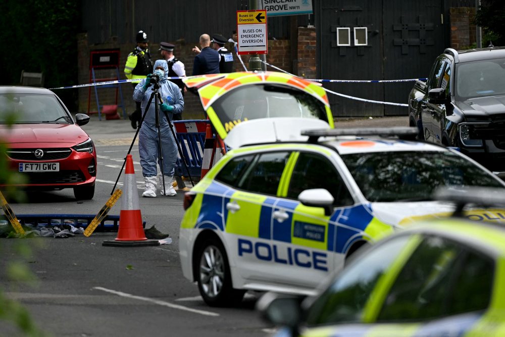 Ein Kriminaltechniker der Polizei fotografiert an einem Tatort in der Golders Green Road im Stadtteil Golders Green im Norden Londons