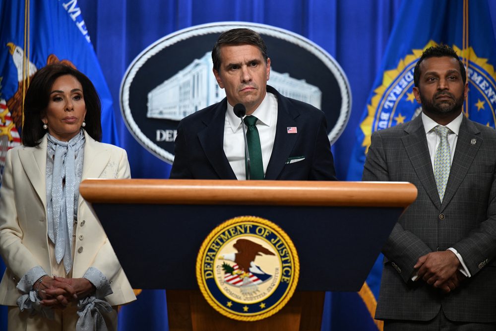 Der amtierende US-Justizminister Todd Blanche (m.), FBI-Direktor Kash Patel (r.) und die Staatsanwältin des District of Columbia Jeanine Pirro (l.)