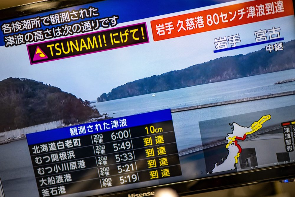 Tsunami-Warnung auf einem Fernsehbildschirm in Tokio