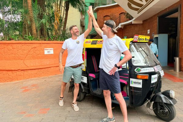 Thomas Weynands und Bobby Franzen vor dem Tuk-Tuk, sie klatschen ein