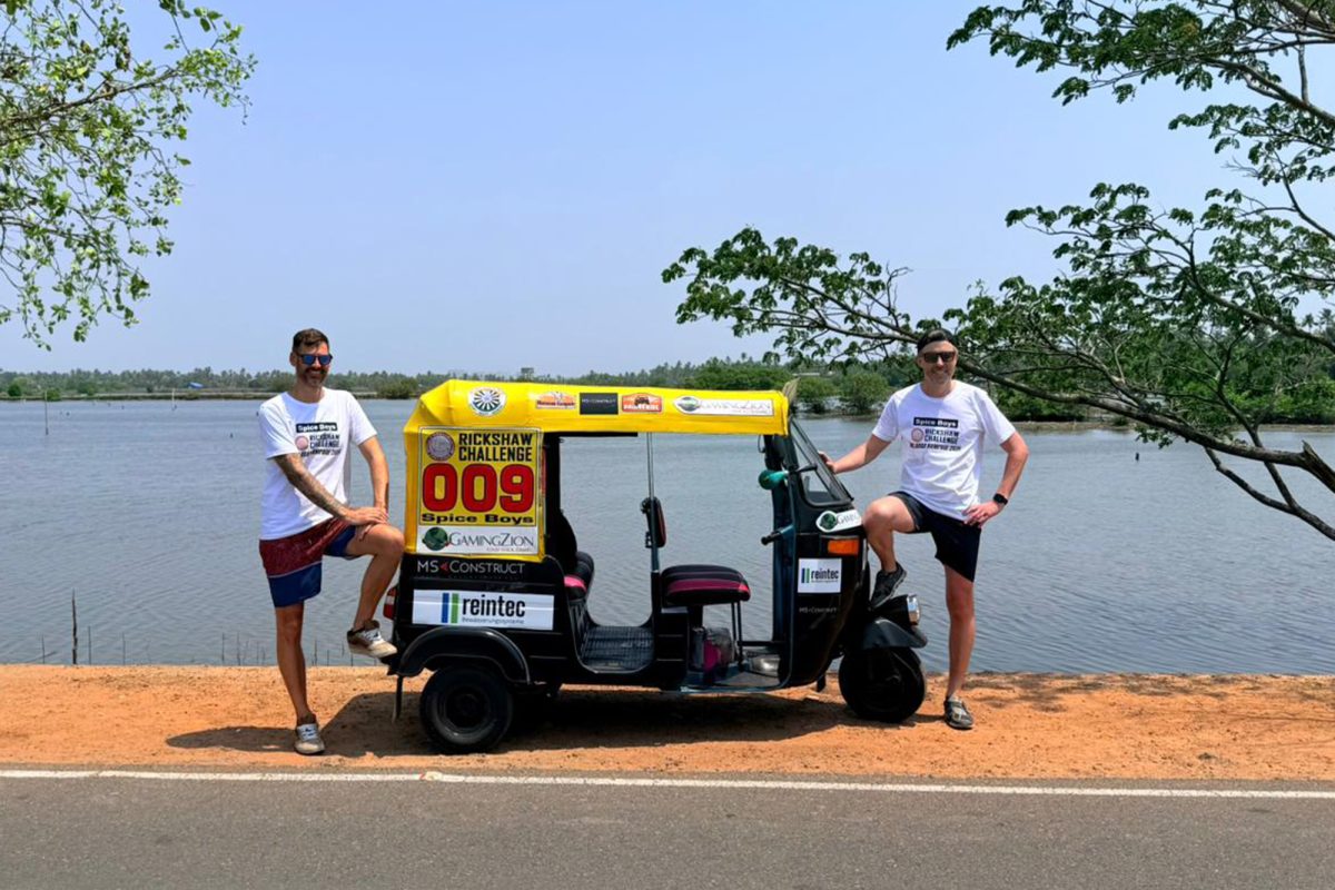 Thomas Weynands und Bobby Franzen stehen neben dem Tuk-Tuk