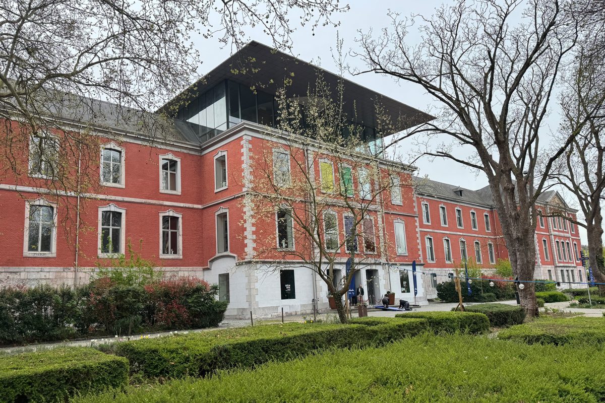 ein Blick auf das Gebäude der Glasmanufaktur