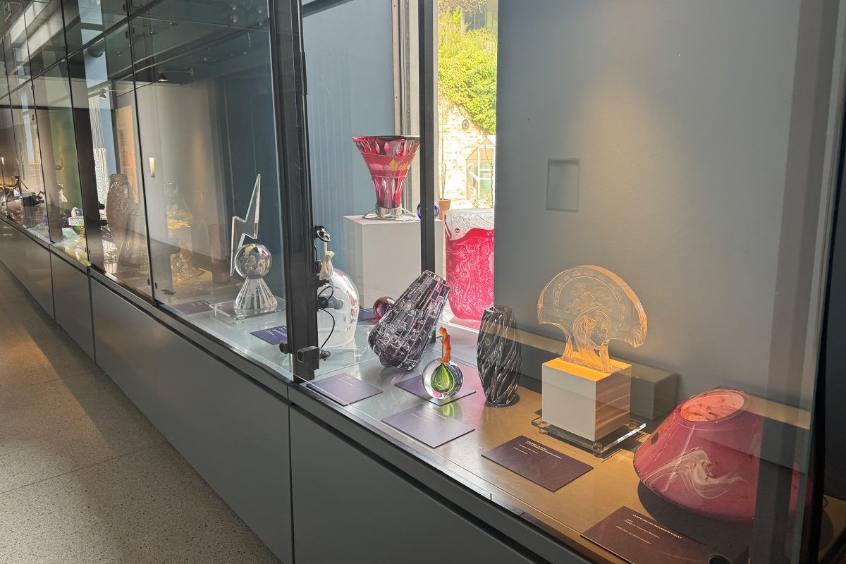 Stücke in der Ausstellung zum 200-jährigen Jubiläum der Glasmanufaktur Val-Saint-Lambert