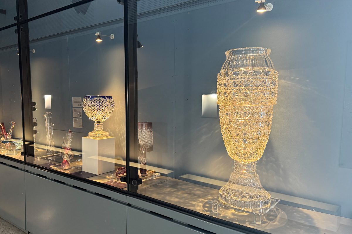 Stücke in der Ausstellung zum 200-jährigen Jubiläum der Glasmanufaktur Val-Saint-Lambert