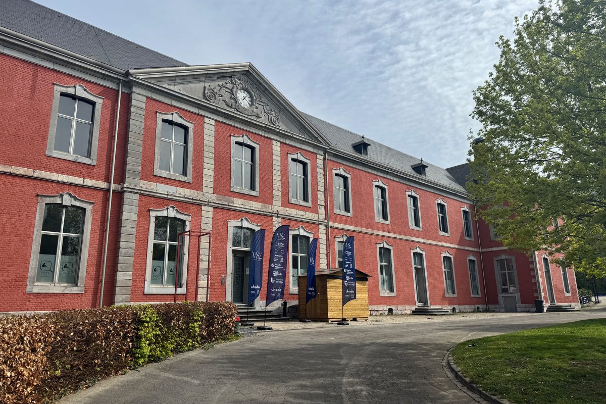 Gebäude der Glasmanufaktur Val-Saint-Lambert von außen