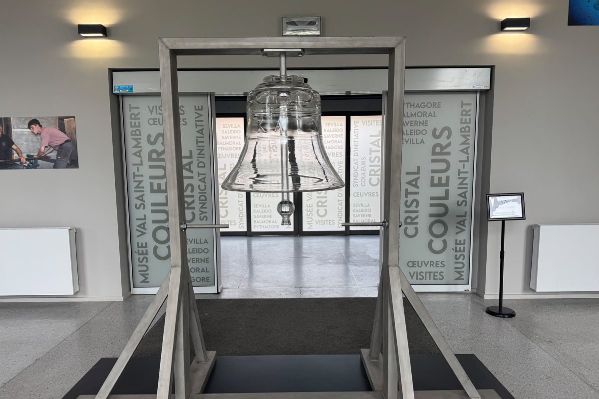 Glas-Glocke in der Ausstellung zum 200-jährigen Jubiläum der Glasmanufaktur Val-Saint-Lambert
