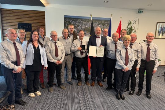 Gruppenfoto der Mitglieder der VoG Schieferstollen mit dem ZVS-Vorsitzenden Dr. Jens Giesdorf