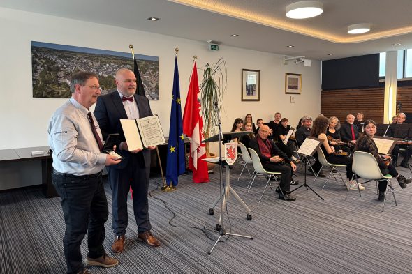 Aus den Händen des ZVS-Vorsitzenden Dr. Jens Giesdorf (r.) nimmt Didier Landers die Auszeichnung entgegen