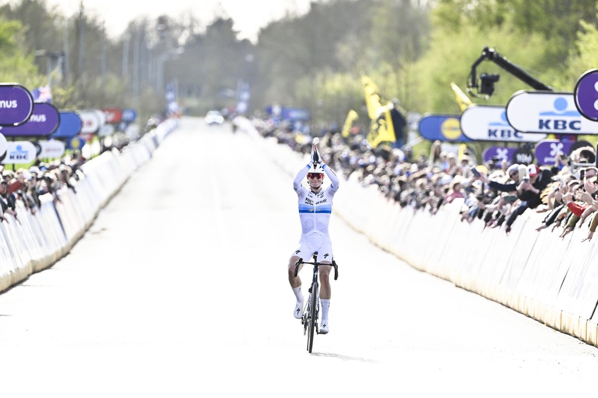 Demi Vollering überquert jubelnd die Ziellinie