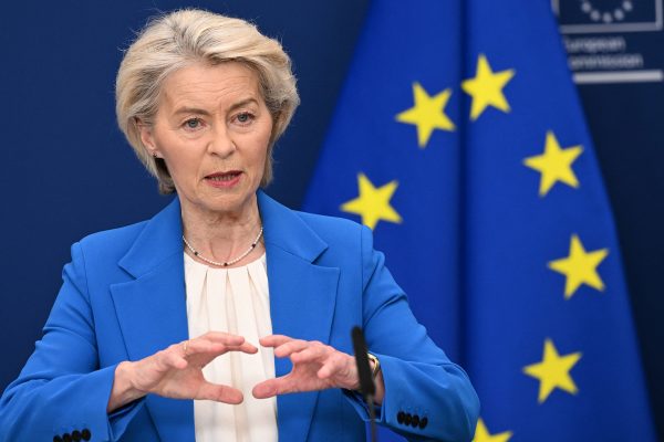 EU-Kommissionspräsidentin Ursula von der Leyen bei einer Pressekonferenz, im Hintergrund ist eine EU-Flagge