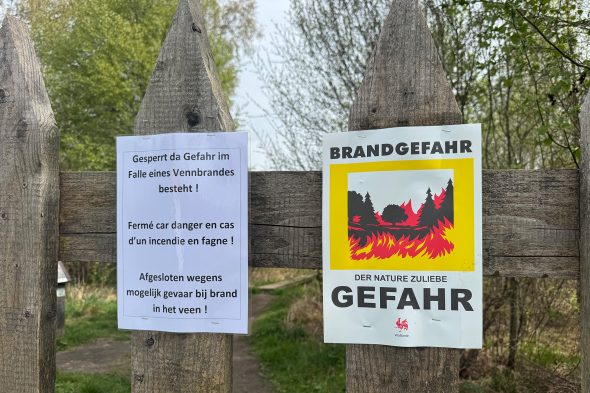 Schild mit Hinweis zur Waldbrandgefahr im Hohen Venn