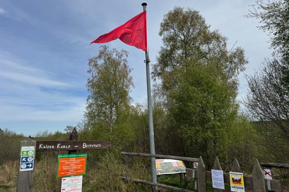 Die Rote Fahne weht im Hohen Venn