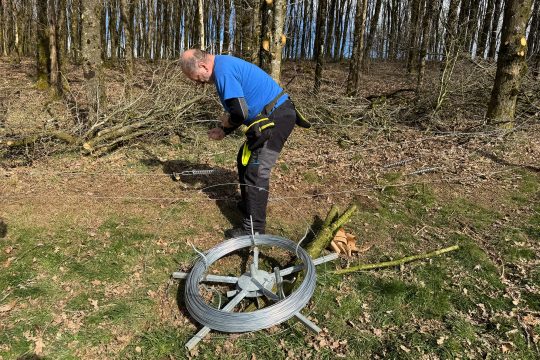 Ein Freiwilliger des Wolf Fencing Teams in Mürringen im Einsatz
