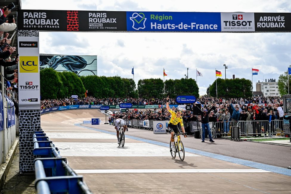 Wout van Aert überquert jubelnd die Ziellinie