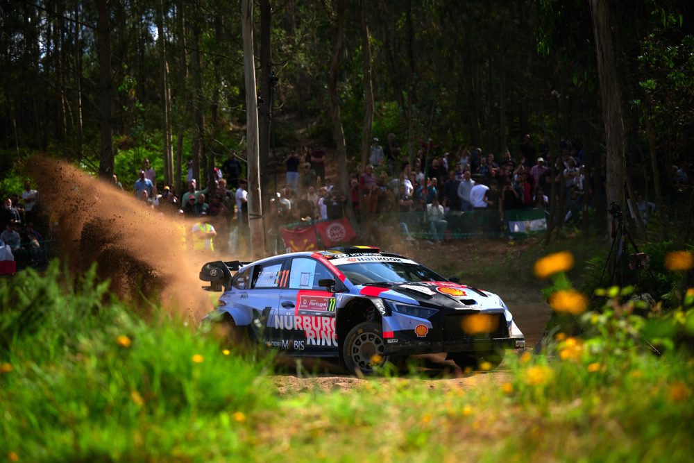 Der Hyundai von Thierry Neuville/Martijn Wydaeghe beim Shakedown der Rallye Portugal in einer Kurve mit Zuschauern im Hintergrund