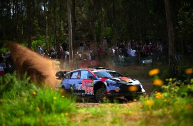 Der Hyundai von Thierry Neuville/Martijn Wydaeghe beim Shakedown der Rallye Portugal in einer Kurve mit Zuschauern im Hintergrund