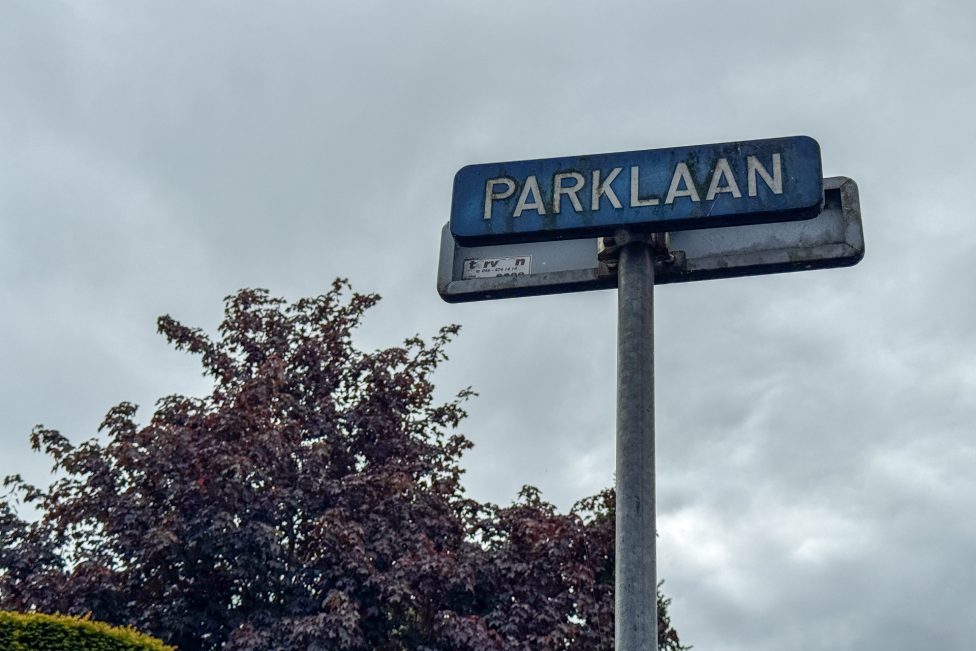Schild mit Aufschrift "Parklaan"