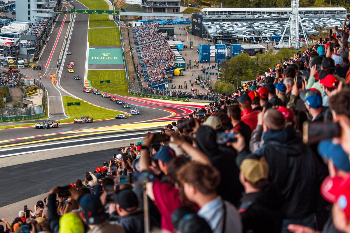 Loïc Duval im Peugeot im Raidillon, das Foto zeigt die Zuschauer auf der großen Tribüne im Vordergrund