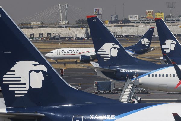Flugzeuge der Fluggesellschaft Aeromexico stehen auf einem Rollfeld