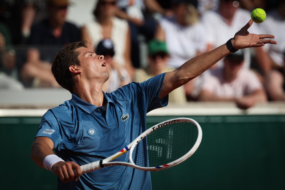 Alexander Blockx mit Tennisschläger und Ball in der Hand