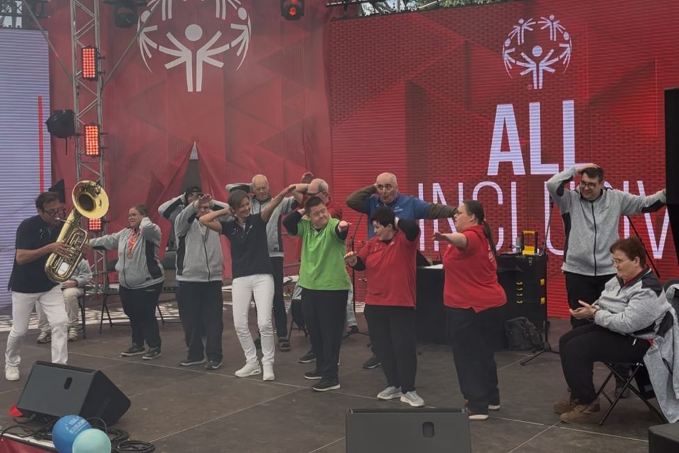 Die Mitglieder von "All Inklusiv" stehen auf der Bühne