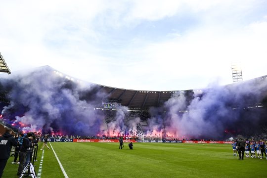 Rauchwolken über der Tribüne der Anderlecht-Fans im König-Baudouin-Stadion