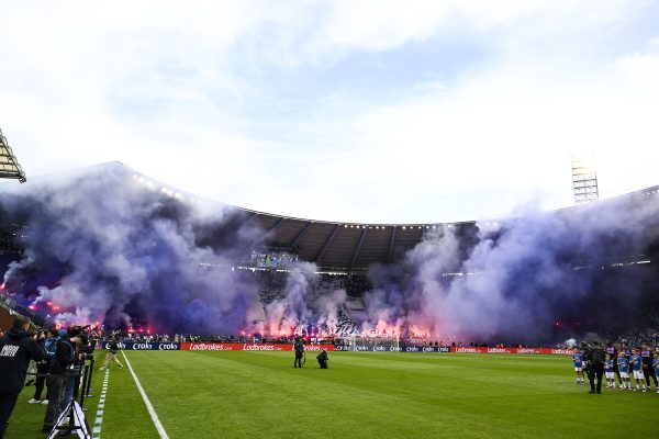 Rauchwolken über der Tribüne der Anderlecht-Fans im König-Baudouin-Stadion