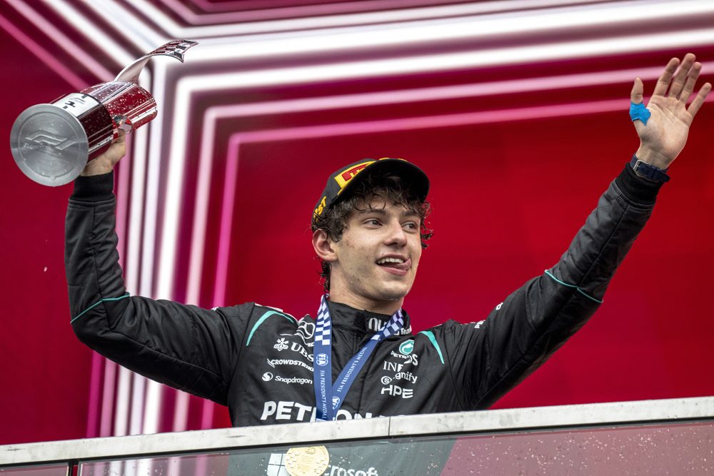 Antonelli mit emporgestreckten Armen und Siegertrophäe in der Hand