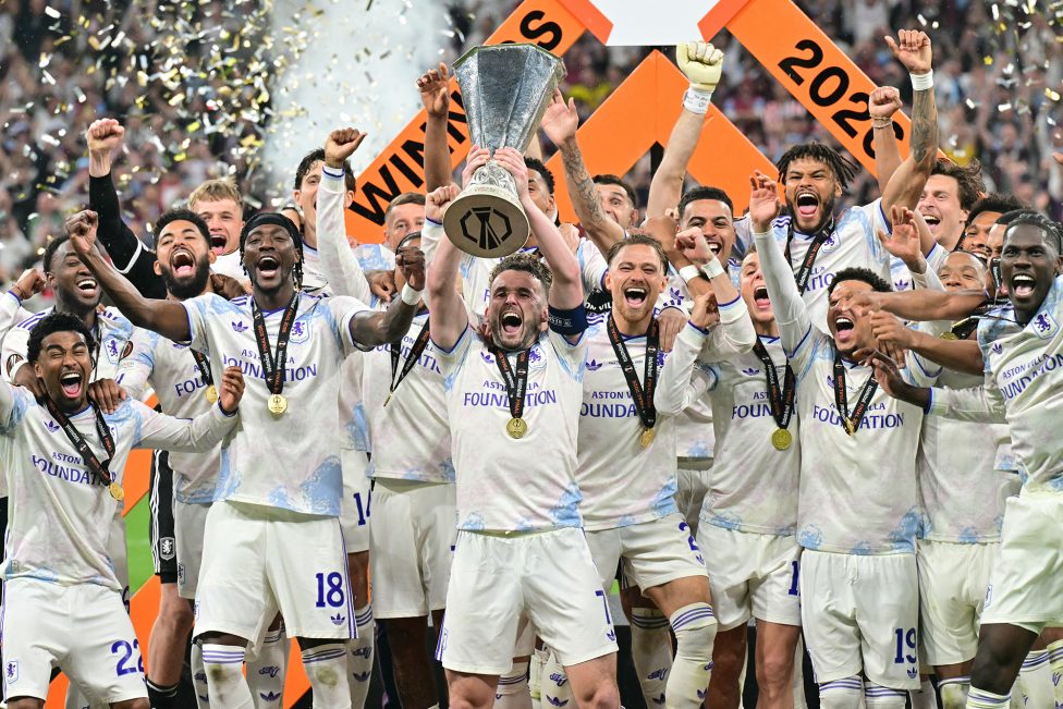Die Spieler von Aston Villa jubeln, einer hält den Pokal in die Höhe