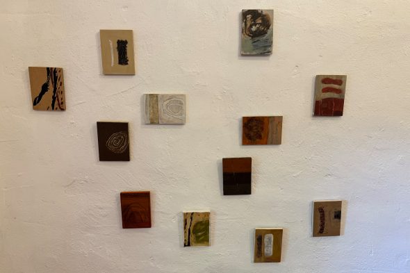 Mehrere Bilder hängen an einer Wand