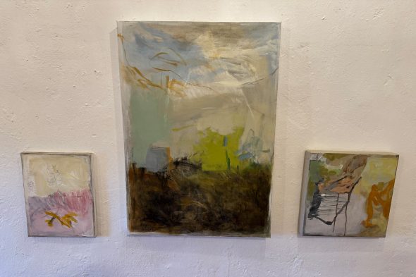 Mehrere Bilder hängen an einer Wand